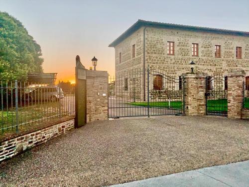 Petrignano的住宿－Alba su Assisi，建筑前的大门,有栅栏