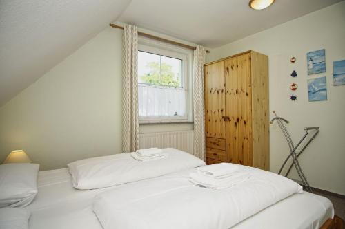- 2 lits blancs dans une chambre avec fenêtre dans l'établissement nah am Meer, Meerblick, gratis Nutzung vom AHOI Erlebnisbad und Sauna in Sellin - Haus Inselblick FeWo 03, à Göhren