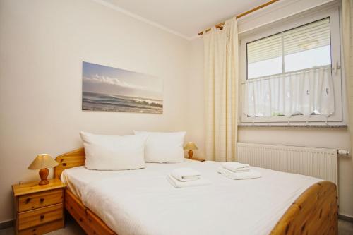 En eller flere senge i et værelse på nah am Meer, ruhige Lage, gratis Nutzung vom AHOI Erlebnisbad und Sauna in Sellin - Haus Inselblick FeWo 02