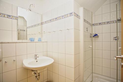 Et badeværelse på nah am Meer, ruhige Lage, gratis Nutzung vom AHOI Erlebnisbad und Sauna in Sellin - Haus Inselblick FeWo 02