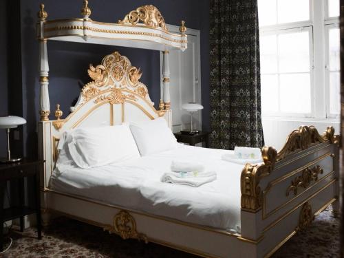 ein Schlafzimmer mit einem großen Bett mit einem goldenen Rahmen in der Unterkunft Pass the Keys Artistic and Stylish 2 Bedroom Flat in City Centre in Glasgow