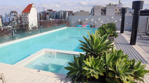 una piscina sul tetto di un edificio di Lugar ideal con pileta , mucha vida alrededor a Buenos Aires