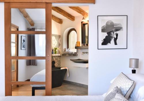1 dormitorio con una escalera que conduce a una cama con sombrero en Lodge de Charme A Cheda, en Bonifacio