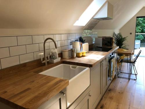 eine Küche mit einer Spüle und einer Arbeitsplatte in der Unterkunft The Hive - beautiful studio with amazing hot tub in Cratfield