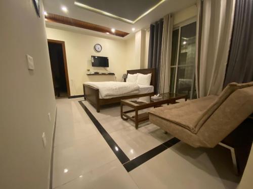 salon z łóżkiem i kanapą w obiekcie AK Hotel & Suites w mieście Murree