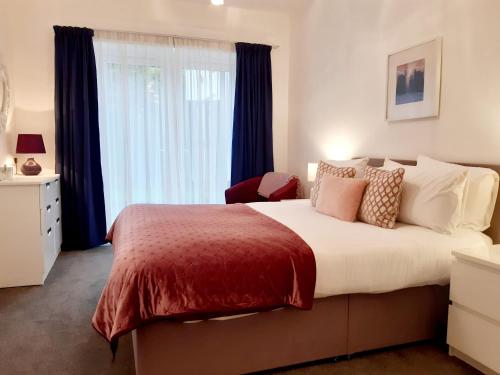 a bedroom with a large bed and a window at No's 7 and 8 Llewelyn Apartments in Llanberis