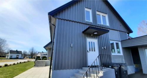 uma casa cinzenta com um telhado de gambrel em Apartments in Smålandsstenar em Smålandsstenar