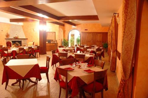 Un restaurante u otro lugar para comer en Agriturismo L'Arca di Anna Brambilla
