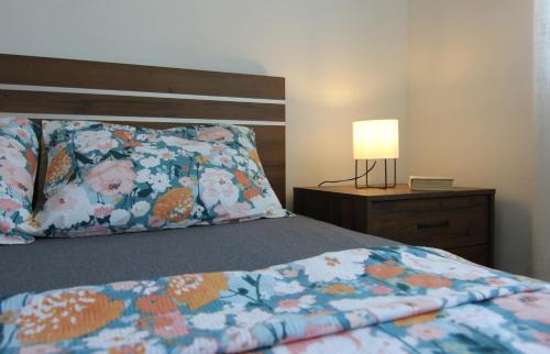 Villa Portokali في كافالا: غرفة نوم بسرير ومخدة ومصباح