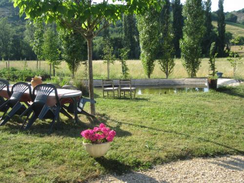 Vonkajšia záhrada v ubytovaní Comfortable Quiet House in the countryside Porte-du-Quercy for 8 people