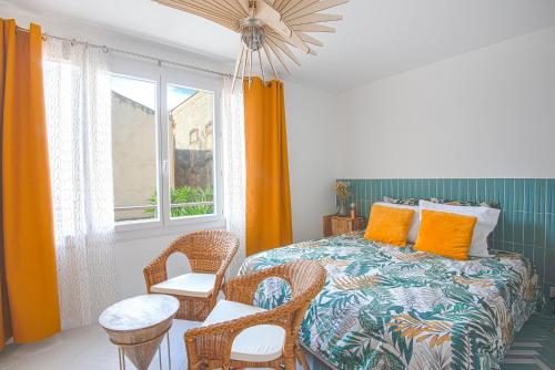 um quarto com uma cama, 2 cadeiras e uma janela em Le Saint Charles em Marselha