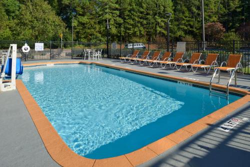 Best Western Plus Clemson Hotel & Conference Centerの敷地内または近くにあるプール