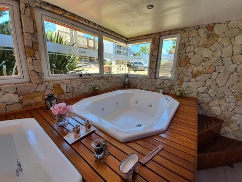 une grande baignoire dans une salle de bain avec fenêtres dans l'établissement Arena de Mar Dpto B, à Las Gaviotas