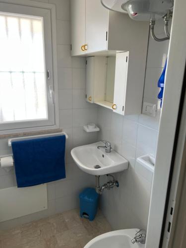 bagno con lavandino, servizi igienici e finestra di Casetta di campagna da Enzo a Rilievo