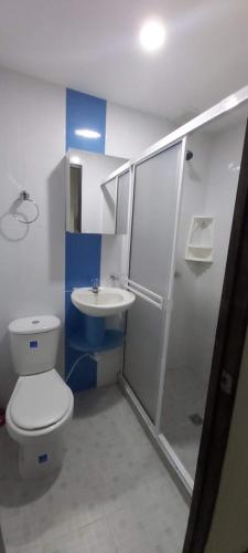 a small bathroom with a toilet and a sink at Confortable apartaestudio en excelente ubicación in Pereira