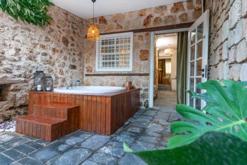uma casa de banho com uma banheira e uma janela em Noa's Boutique Hotel em Antalya