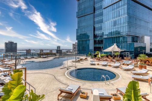 uma piscina no telhado de um edifício com espreguiçadeiras em InterContinental Luanda Miramar, an IHG Hotel em Luanda