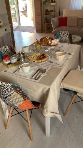 un tavolo con cibo in un soggiorno di B&B Il Giardino di Sophie a Villafranca di Forlì