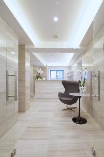 a office with a chair and a desk in a room at Herbarium Hotel & Spa in Gąsawa