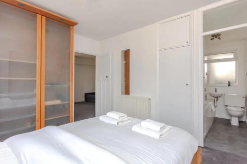Cosy 1 Bedroom Apartment in Earlsfield SW London tesisinde bir odada yatak veya yataklar