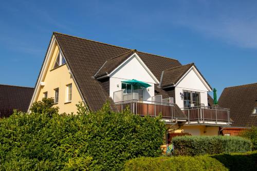 una casa con tetto nero di Maisonette-Ferienwohnung Karla a Ostseebad Karlshagen