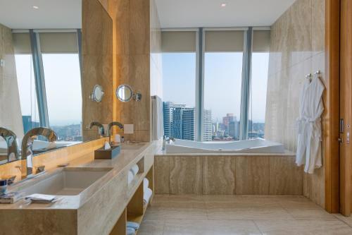 Ein Badezimmer in der Unterkunft InterContinental Luanda Miramar by IHG