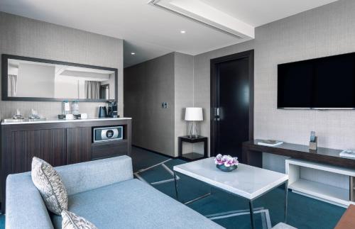 罗安达InterContinental Luanda Miramar by IHG的带沙发和电视的客厅