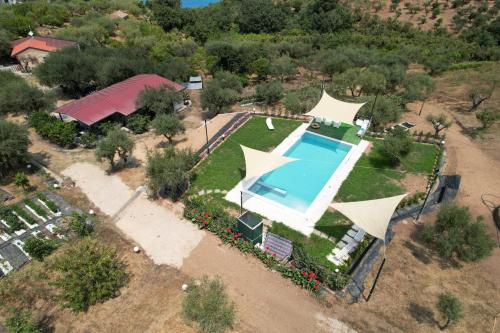 uma vista aérea de uma villa com piscina em Casa Vacanze Nino Petrelli em Naso