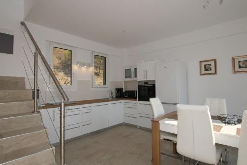 Η κουζίνα ή μικρή κουζίνα στο Sunset Sea View Villa 8