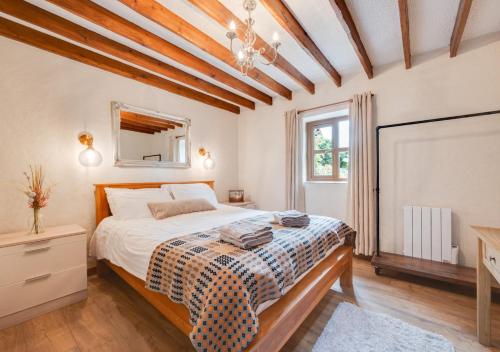 sypialnia z łóżkiem w pokoju z drewnianym sufitem w obiekcie Hafod y Llwynog w mieście Cross Inn