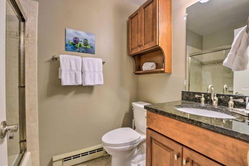 een badkamer met een toilet, een wastafel en een spiegel bij Cozy Vail Condo about 4 Mi to Vail Ski Resort! in Vail
