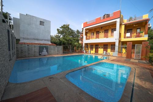Bazén v ubytování Mukhil Paradise Villa nebo v jeho okolí