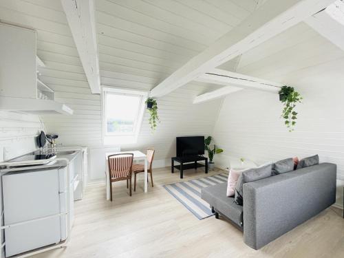 ein Wohnzimmer mit einem Sofa und einem Tisch in der Unterkunft aday - Charming loft studio in Aalborg