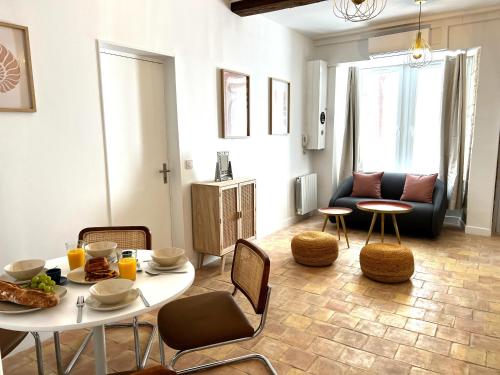 un salon avec une table et des chaises dans l'établissement La Duchesse - Grand Appartement - Avec Climatisation, à Dijon