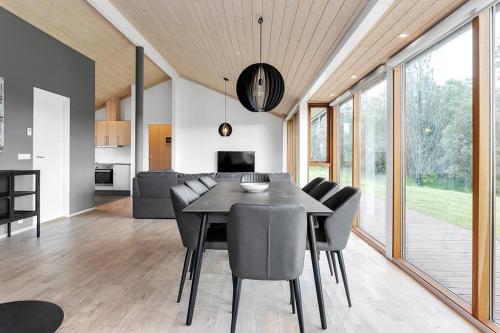 een eetkamer met een tafel en stoelen bij Scandinavian villa in South Iceland in Laugaras