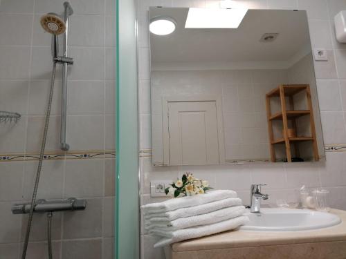 bagno con lavandino e specchio di Casa Rosa a Puerto Calero