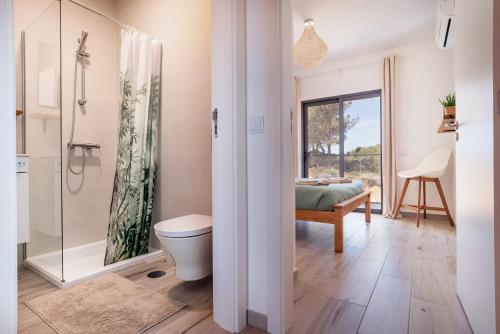 Un baño con ducha, inodoro y lavabo. en Surf & Beach Apartment, en Aljezur