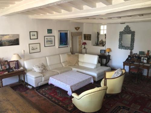 uma sala de estar com um sofá e uma mesa em Magnifique longère du Cotentin em Heugueville-sur-Sienne