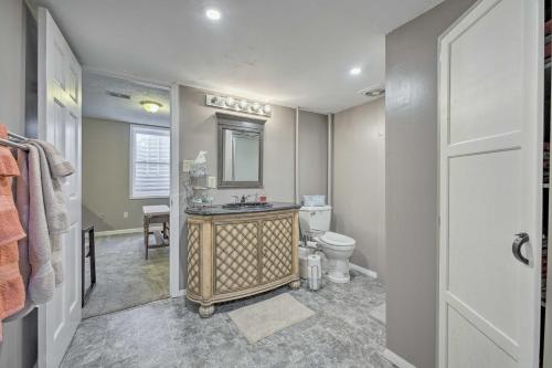 La salle de bains est pourvue d'un lavabo et de toilettes. dans l'établissement Lovely 3- bedroom apartment with street parking., à Goshen