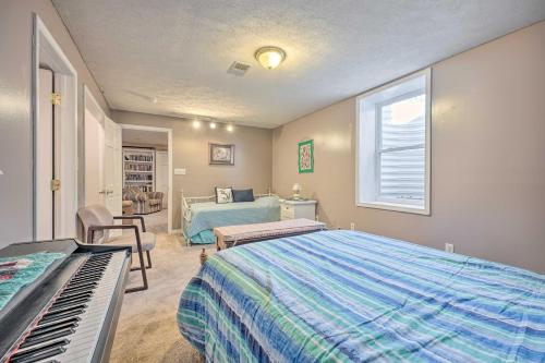- une chambre avec un lit et un clavier dans l'établissement Lovely 3- bedroom apartment with street parking., à Goshen