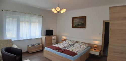 - une chambre avec un lit et une chaise dans l'établissement Holiday house Riviera - Balaton - Siófok, à Siófok