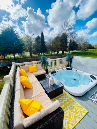 Πισίνα στο ή κοντά στο Lakeshore Lodge with Hot Tub