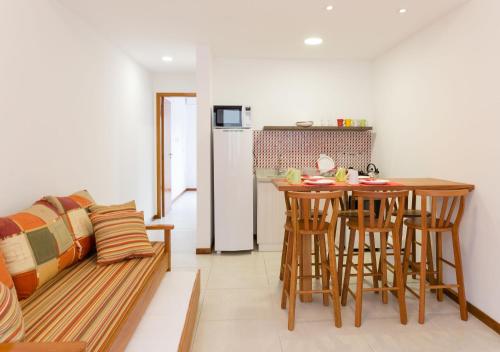 Una cocina con una mesa y sillas en una habitación. en Pousada Maiken, en Florianópolis