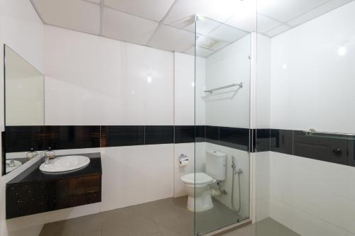 La salle de bains est pourvue de toilettes et d'une douche en verre. dans l'établissement 2R1B/Seaview Garden/1~8pax/Gurney/Mansion One, à George Town