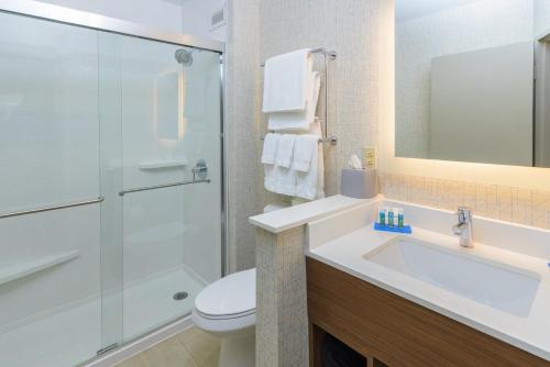 Bilik mandi di Holiday Inn Express Southington by IHG
