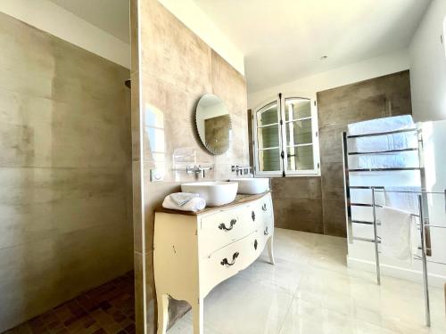 a bathroom with a sink and a mirror at La Soleillade Aixoise in Aix-en-Provence