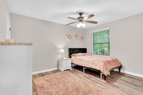 1 dormitorio con 1 cama y ventilador de techo en Pleasant Stay Getaway, en Atlanta