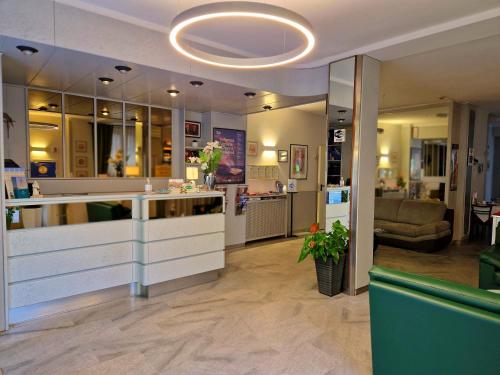 a hair salon with a counter in a room at Hotel Sanmicheli in Verona