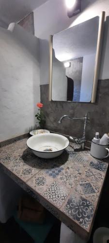 baño con lavamanos y encimera con placa en Casa Pitacas en Crato