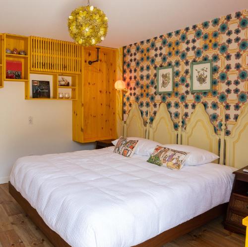 a bedroom with a large white bed in a room at Motel Chelsea in Chelsea